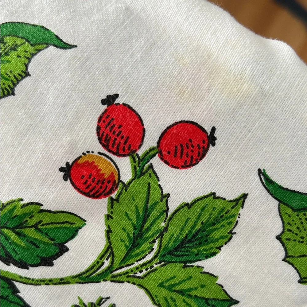 Christmas Holiday circular cotton Tablecloth with Red and Green berry  Design